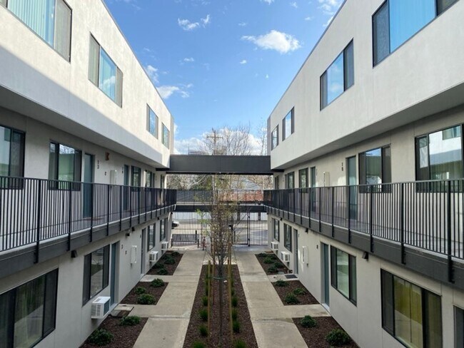 Foto del edificio - ** $1500 Off First Month's Rent!** Renovat...