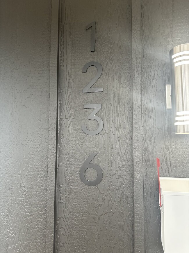 Foto del edificio - "Spacious 3-Bedroom Duplex with Granite Ch...
