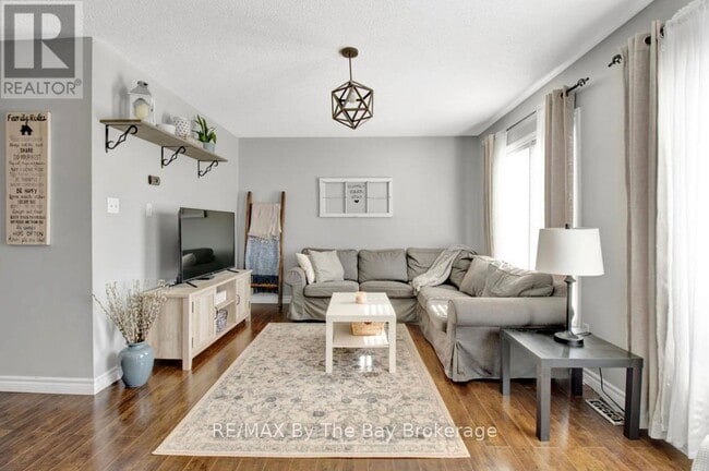 Building Photo - 79 Fernbrook Dr