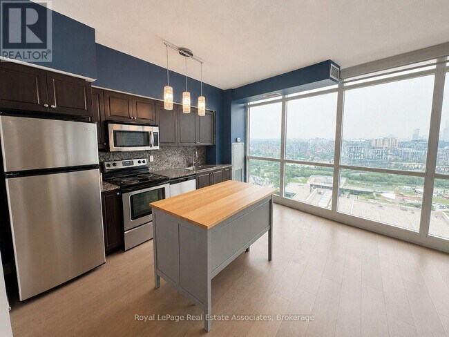 Building Photo - 215 Fort York Blvd