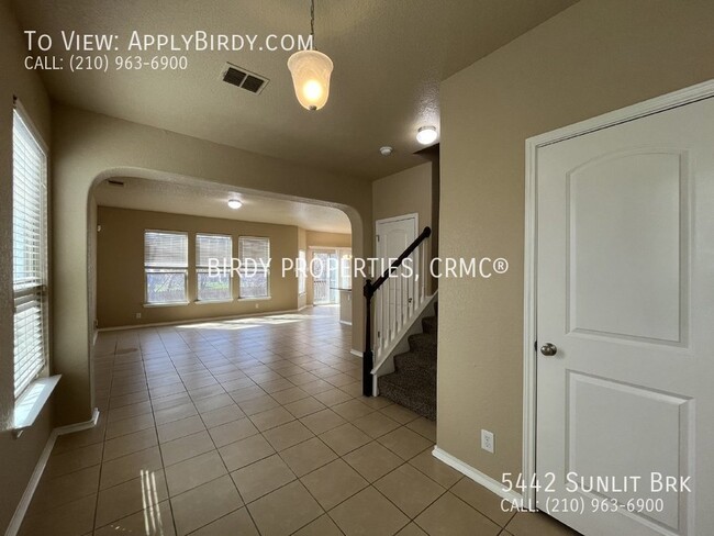 Building Photo - "Charming 3 Bed, 2.5 Bath Home in San Anto...