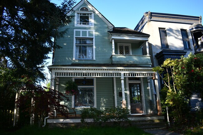 Building Photo - 318 N Yakima Ave