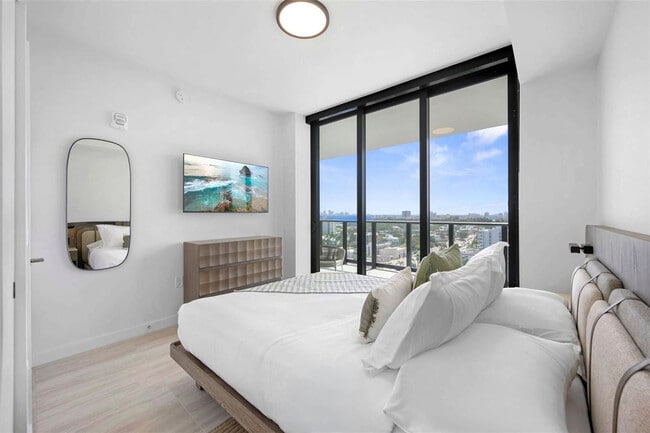 Foto del edificio - 7144 Byron Ave