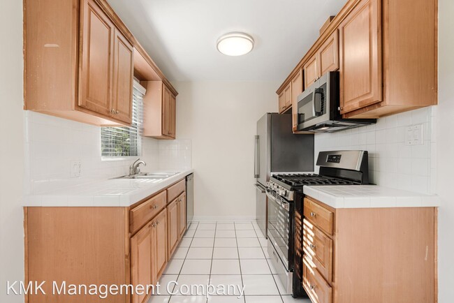 Building Photo - 1 br, 1 bath Apartment - 11011-11025 1/2 V...