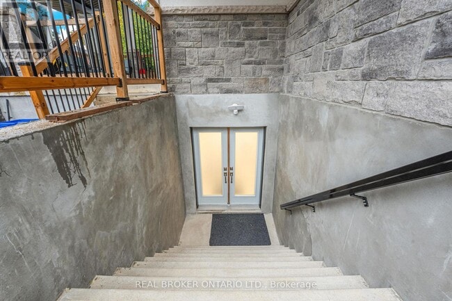 Building Photo - 330 Maple Ave