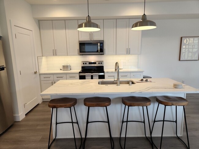 Building Photo - New Modern 4 Bed 2.5 Bath duplex with over...