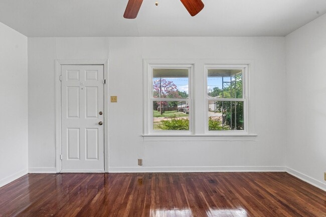 Building Photo - Historic Charm in Hillsboro!