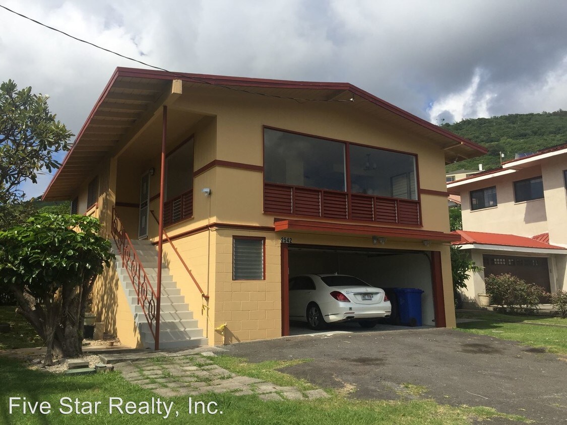 Primary Photo - 2542 E Manoa Rd