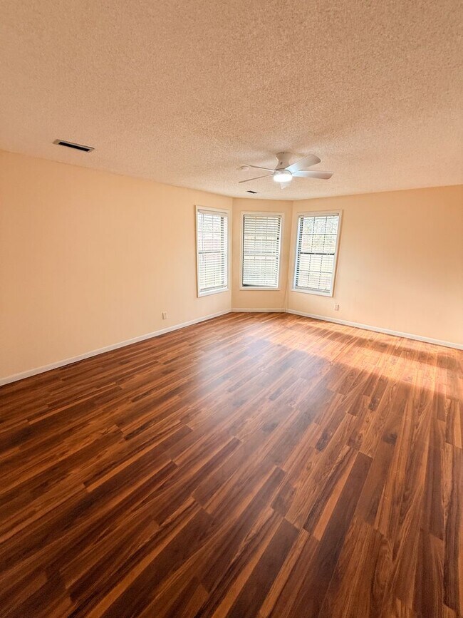 Foto del edificio - 330 US-84