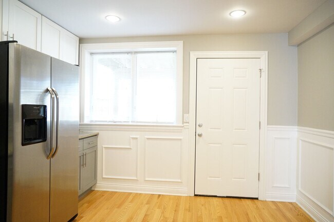Foto del edificio - 3322 N Troy St