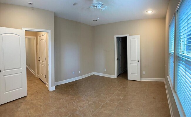Building Photo - 254 N Lenox St