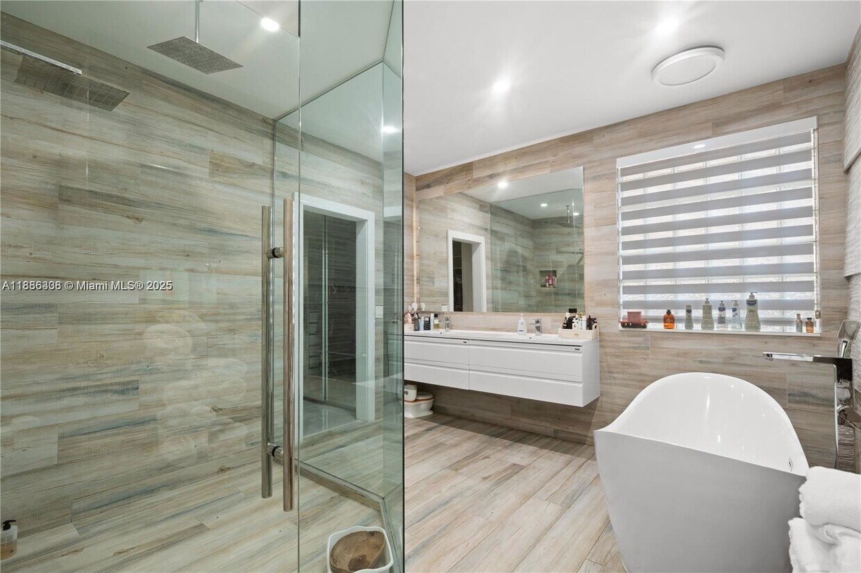 Foto principal - Southwest 156th Court, Miami, FL 33185 - 4...