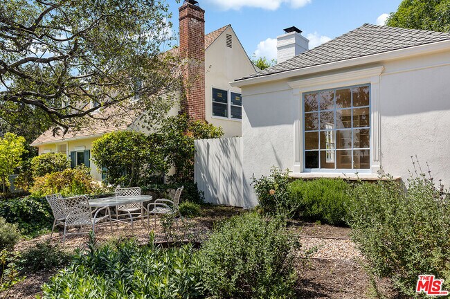 Foto del edificio - 2091 N Roosevelt Ave