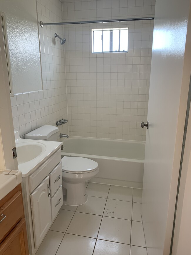 Bathroom - 1816 N Gramercy Pl