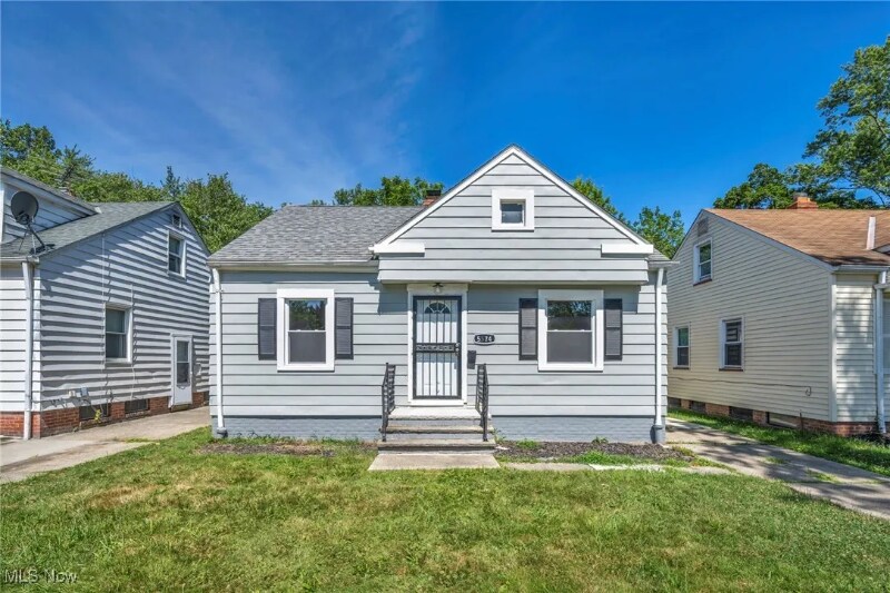 5574 Waterbury Ave Maple Heights, OH 44137 – photo 1
