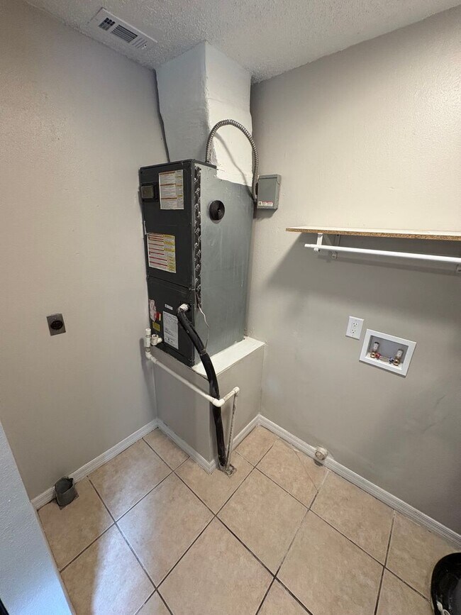 Foto del edificio - 3 Bed / 2 Bath Single-Family Home Near Downtown Eustis