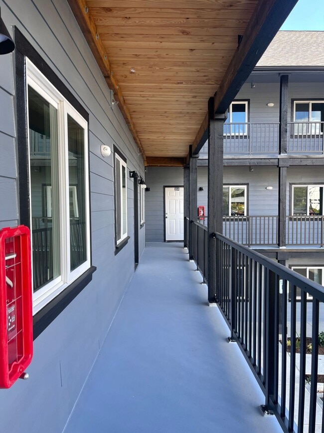 Building Photo - ROOM #2 FOR RENT in a 3 bed/1 bath Apartment, with shared living spaces. WWU Students Welcome!