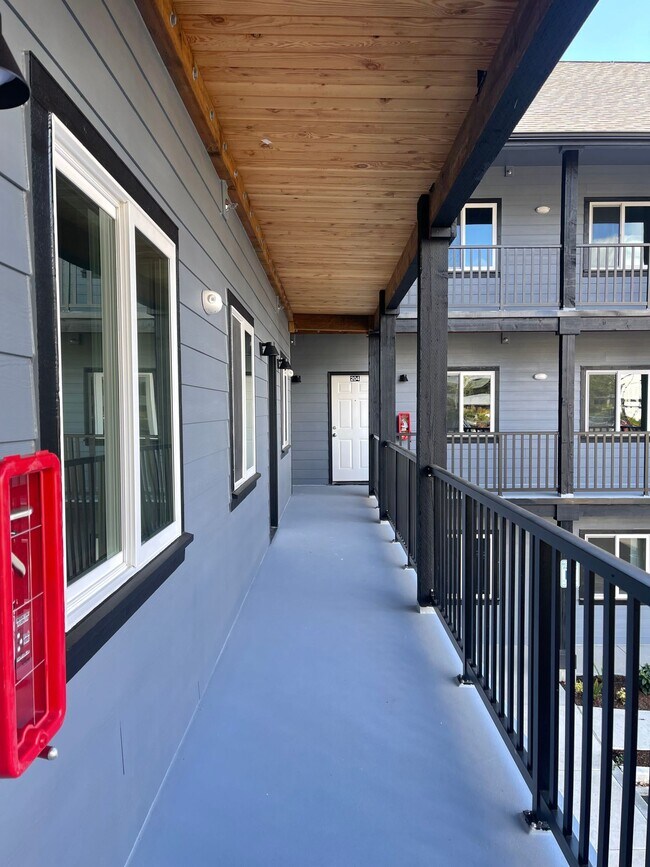 Building Photo - ROOM #3 FOR RENT in a 3 bed/1 bath Apartment, with shared living spaces. WWU Students Welcome!