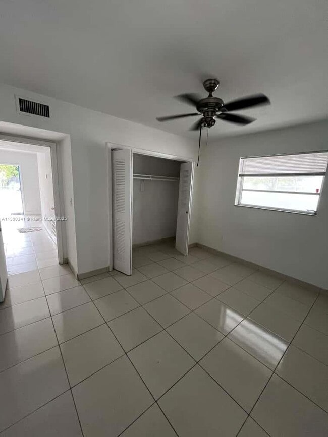 Foto del edificio - 1698 NE 147th St