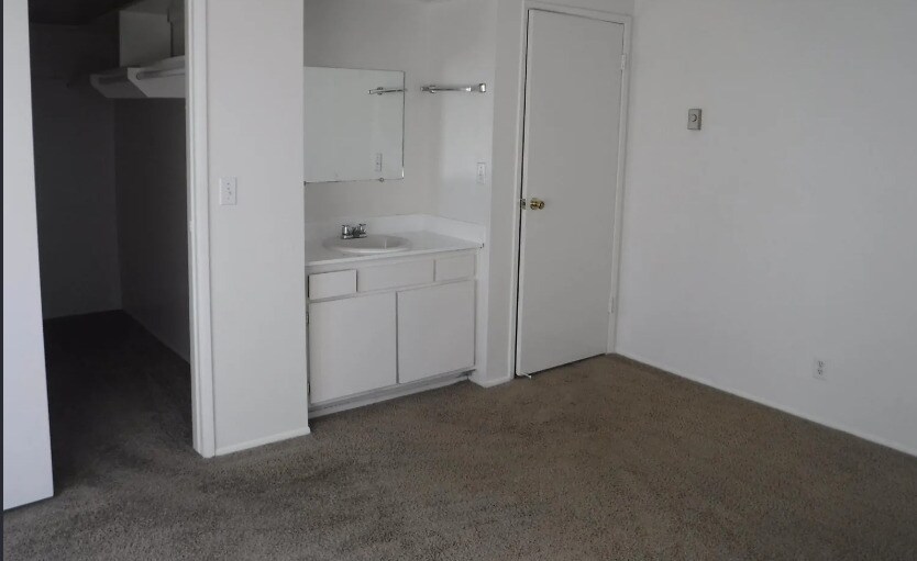 Foto principal - 4030 Front St