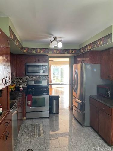 Building Photo - 23 Brookside Dr W