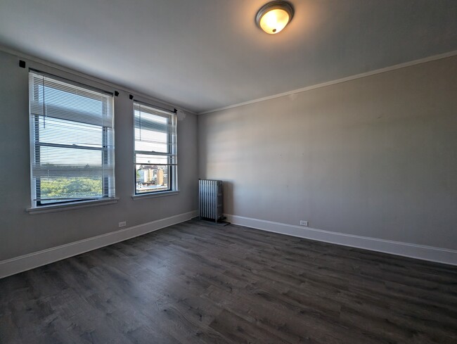 Building Photo - 3327 W Diversey Ave
