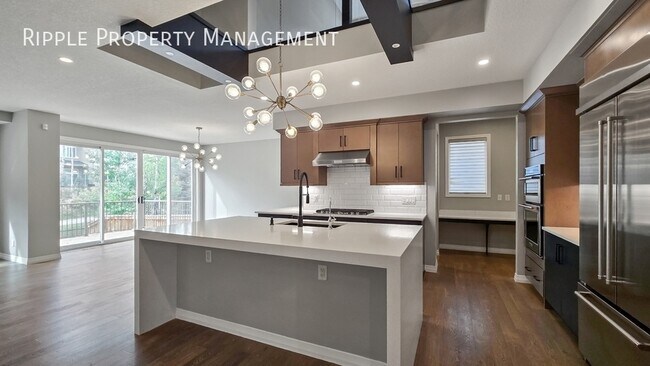 Photo du bâtiment - Fantastic 7 Beds, 3.5 Baths Single- Family...