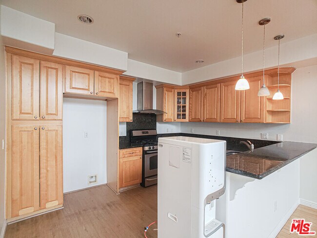 Building Photo - 1042 S Kingsley Dr