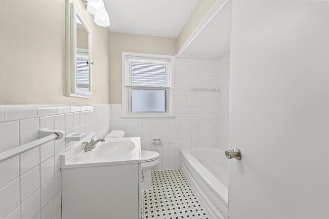 Building Photo - 2121 Euclid St