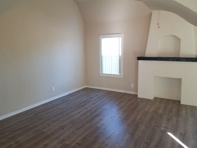 Building Photo - Nicely Renovated California Classic Home i...