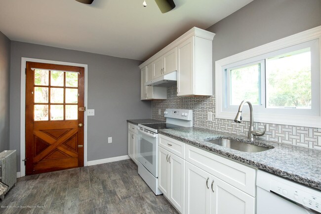 Foto del edificio - 872A Holmdel Rd