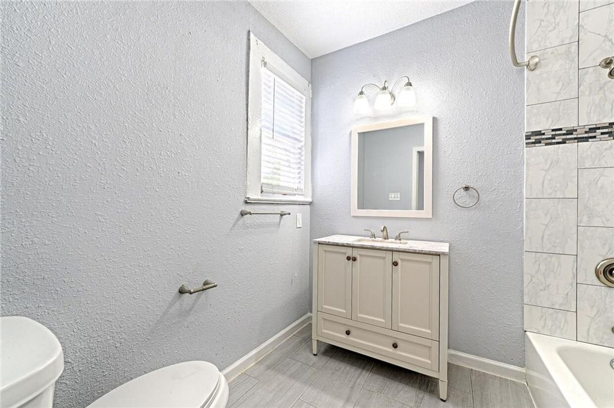 Interior Photo - 4522 Gaston Ave