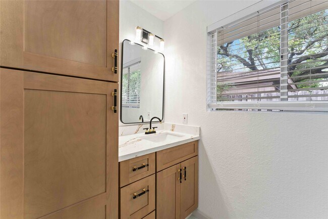 Foto del edificio - 5722 W Bellfort Ave