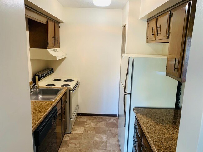 Building Photo - 451 Westwood Dr