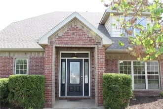 Building Photo - 330 Windsor Dr