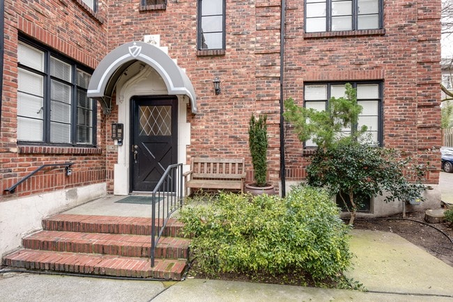 Building Entry - 420 13th Ave E