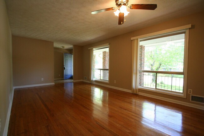 Building Photo - 2363 Verna Dr
