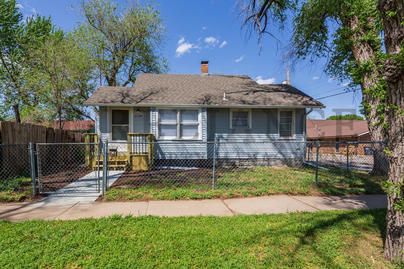 Primary Photo - 2720 W University St