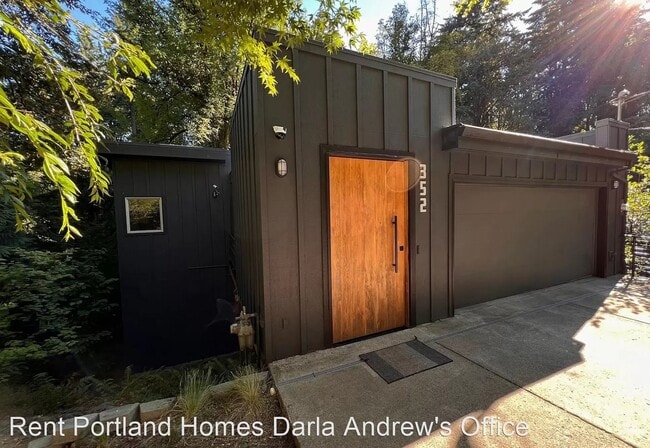 Building Photo - 3 br, 2.5 bath House - 352 SW Custer Street