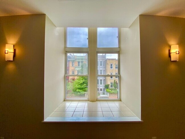 Foto del edificio - Dupont - West End Fabulous studio with decorative Fireplace & W/D