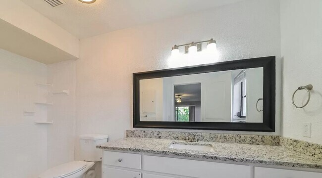 Building Photo - 5090 Central Sarasota Pkwy