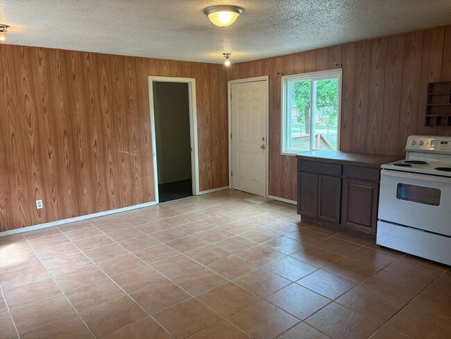 Building Photo - 2 BEDROOM 1 BATH HOUSE, WITH CENTRAL HEAT & AIR, ALL ELECTRIC, FENCED YARD. APPLICATION AND PET F...
