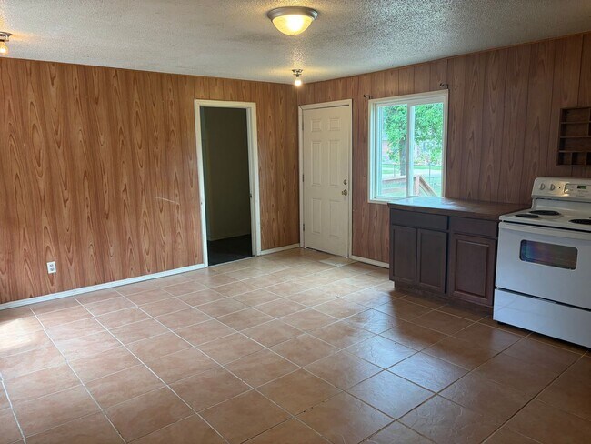 Foto del edificio - 2 BEDROOM 1 BATH HOUSE, WITH CENTRAL HEAT & AIR, ALL ELECTRIC, FENCED YARD. APPLICATION AND PET F...