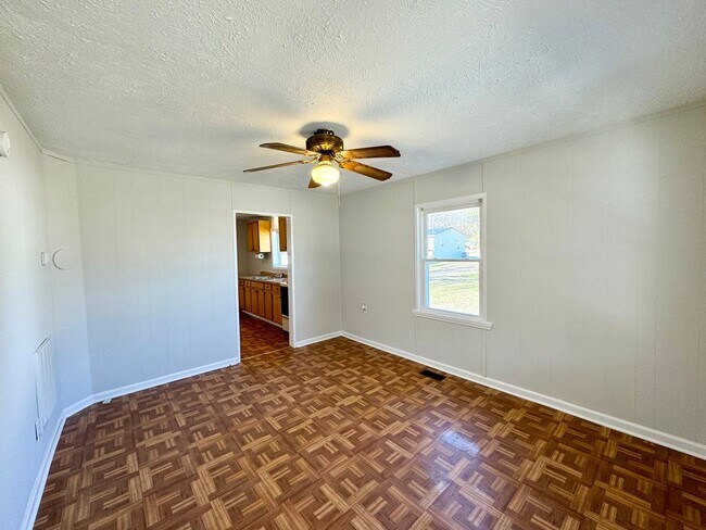 Building Photo - Lovely 2 Bedroom Rancher… Waiting for You to Make it Home!