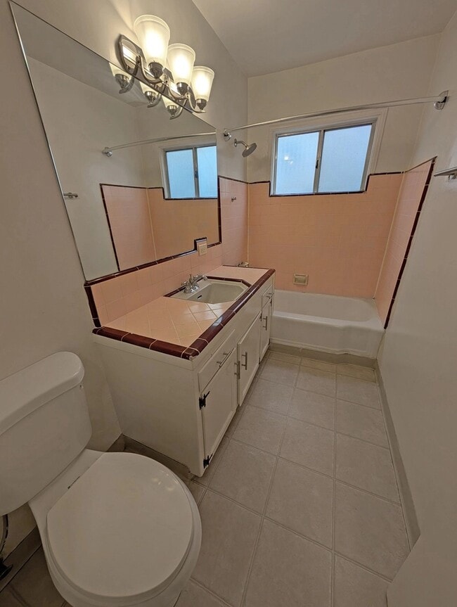 Foto del edificio - 1532 S Bundy Dr