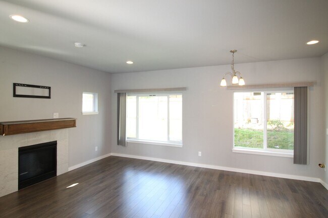 Foto del edificio - 3 Bed 2.5 Bath - Townhome - Ft Nugent Park - NAS Whidbey