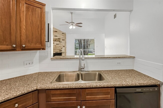 Building Photo - 5211 Lynngate Dr