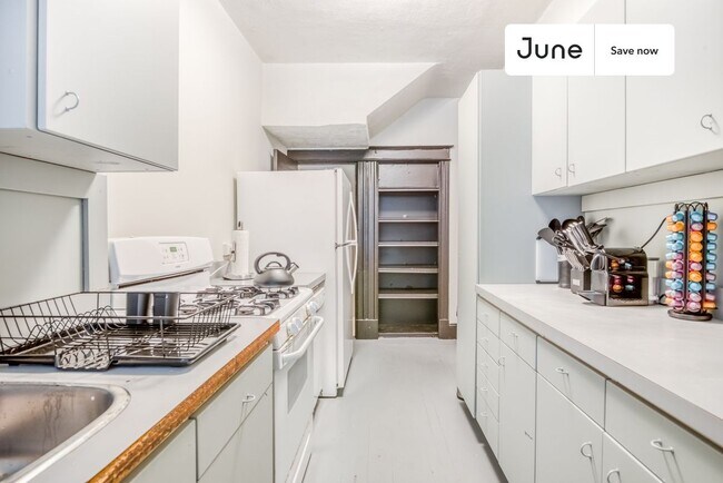 Foto del edificio - 2716 Woodley Pl NW