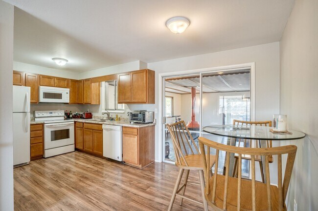 Foto del edificio - Room in a large shared home, great neighbo...