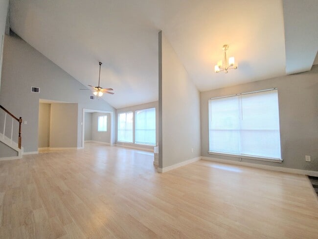 Foto del edificio - 15215 Peachmeadow Ln